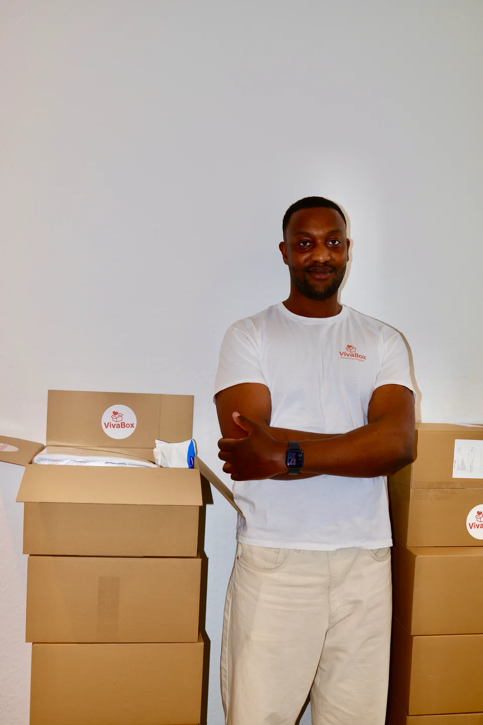 Derrick Fritzsche mit den VivaBox-Pflegeboxen
